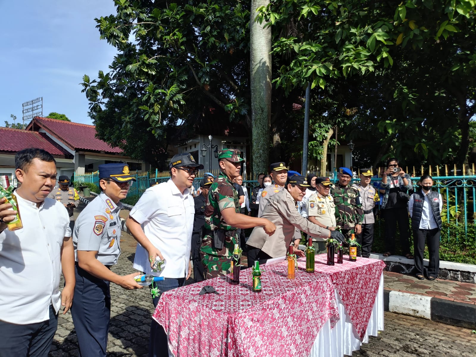 Jelang Nataru, Pemkab dan Polres Bogor Musnahkan 15.250 Botol Miras