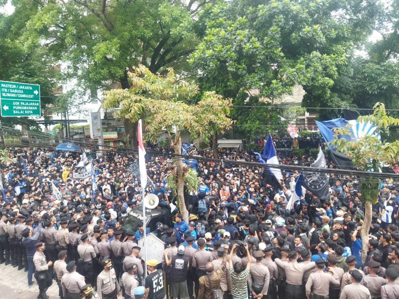 Ribuan Bobotoh Geruduk Graha Persib Bandung