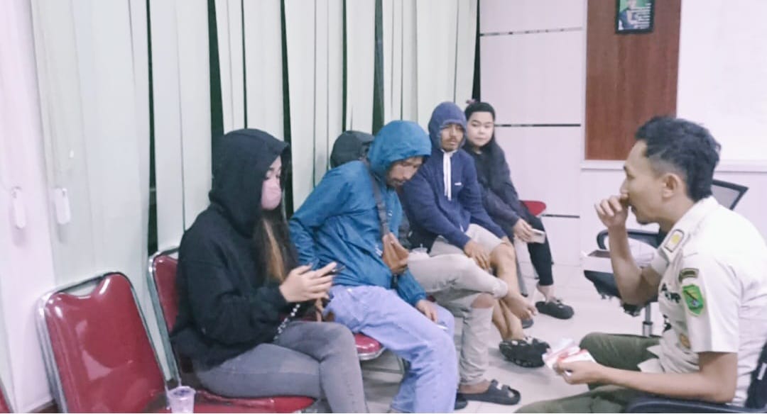 Berduaan di Kamar Hotel Saat Waktu Tarawih, 7 Pasangan Mesum Digiring Petugas Satpol PP Kab Bandung