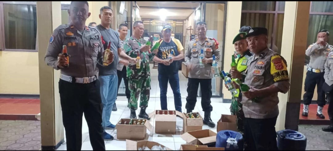 Ops KRYD Jelang Malam Tahun Baru 2025, TNI dan Polri Amankan Ratusan Botol Miras di Pameungpeuk Bandung