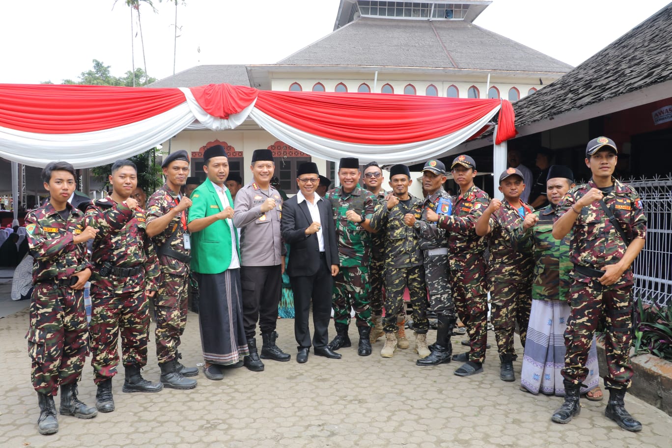 Di Hadapan Ribuan Masyarakat, Bupati Bandung Sampaikan Program Insentif Guru Ngaji