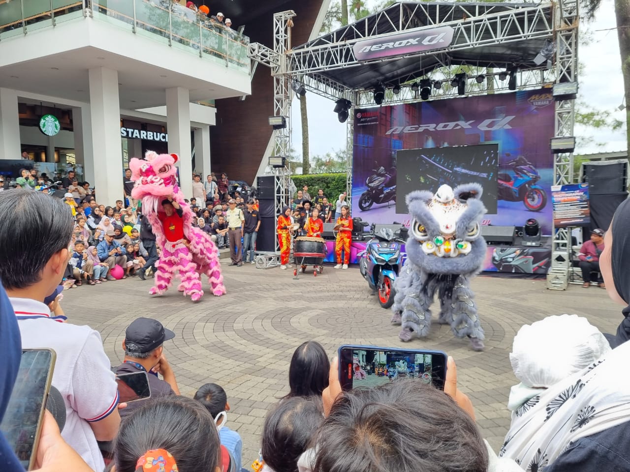 Antusiasme Pengunjung Rayakan Imlek di Ciwalk Bandung, Ada Barongsai hingga Festival Dimsum!﻿