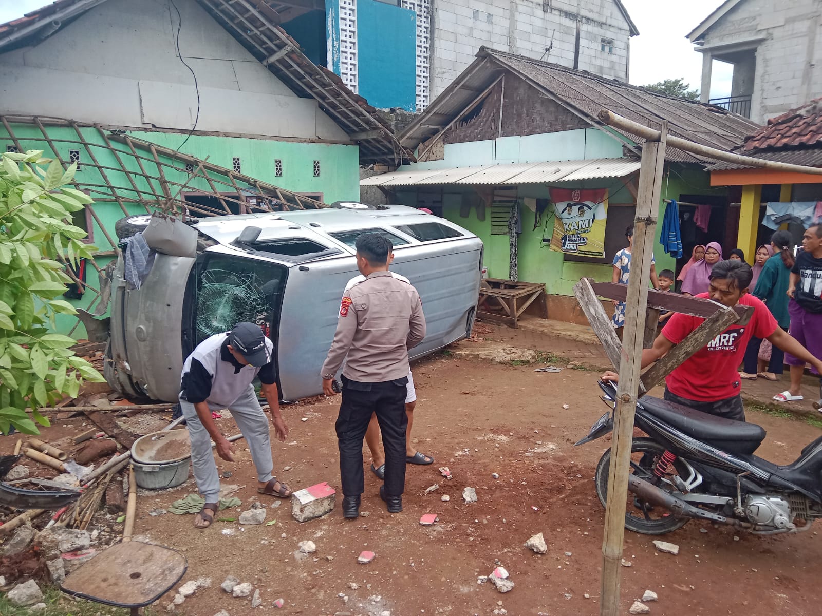 Mobil Grand Max Hantam Rumah Warga di Bogor  Seorang Nenek Tewas Tertimpa