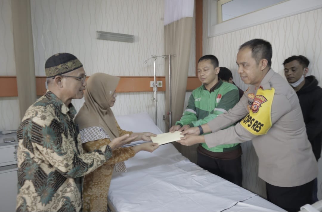 Aksi Solidaritas, Polresta Bandung Bersama Ojol Bantu Korban Kekerasan di Cileunyi   