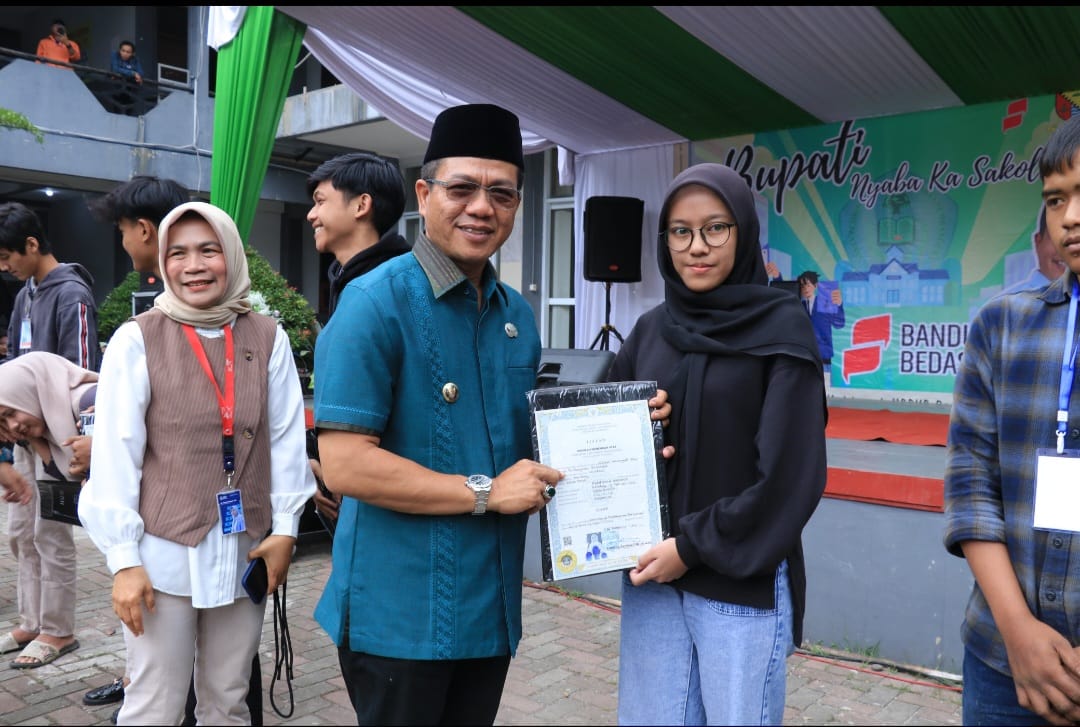 Kado Akhir Tahun 2024, Bupati Bandung Bagikan 8.305 Lembar Ijazah yang Tertahan di Sekolah Secara Gratis