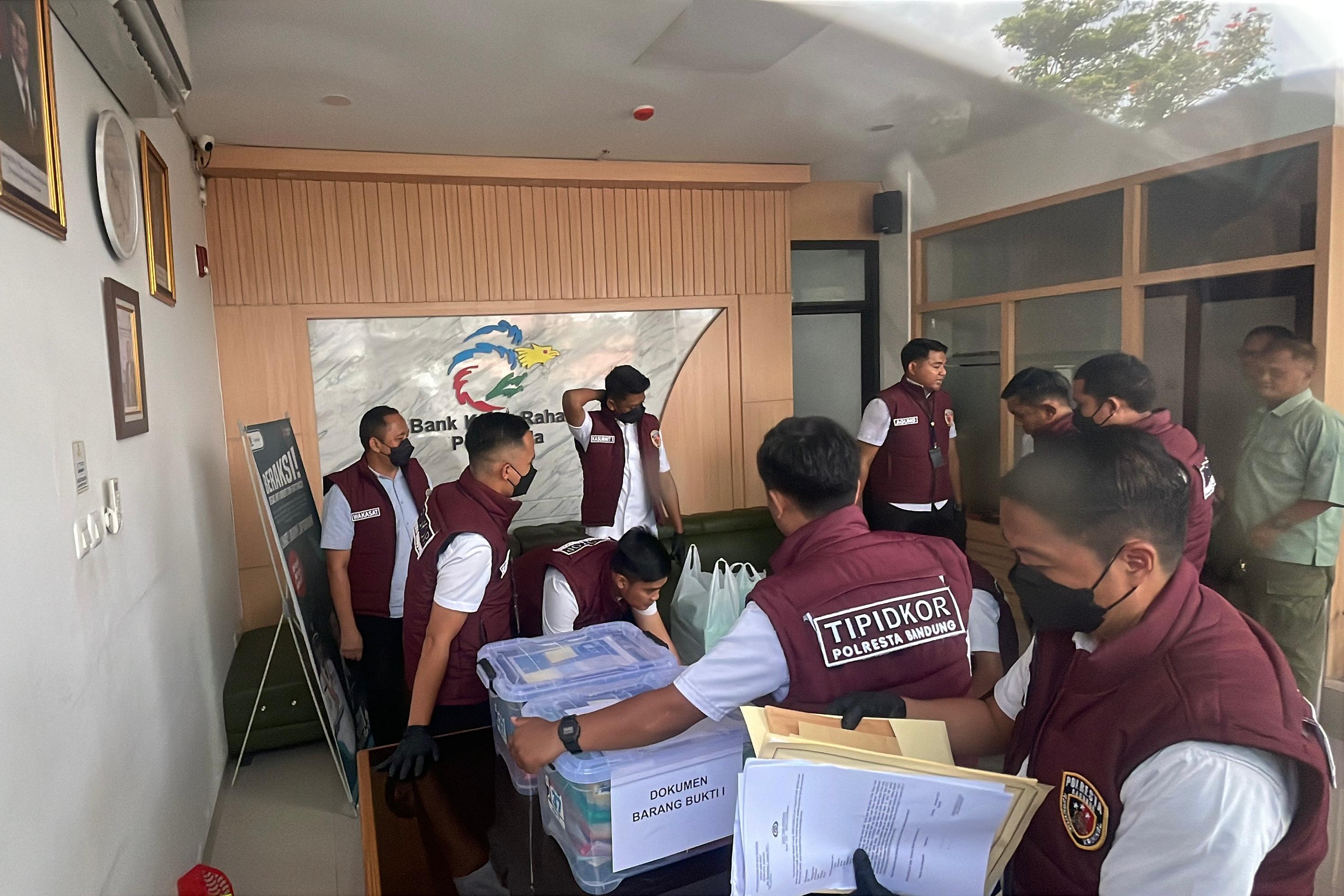Terkait Kasus Korupsi, Kantor BPR Kerta Raharja Digeledah Tipikor Polresta Bandung