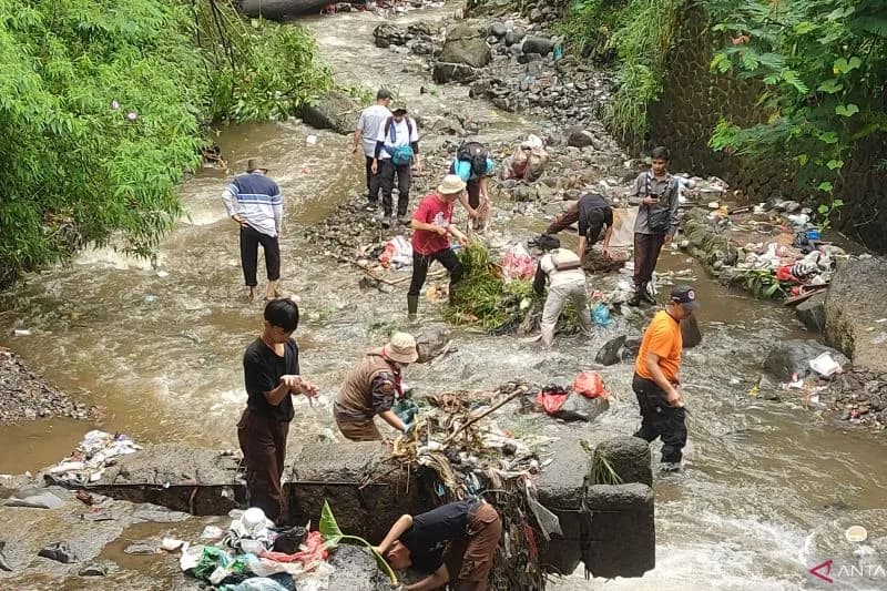 Sebanyak 20 Ton Sampah Memadati Sungai di Puncak Cianjur Akibat Ulah Warga