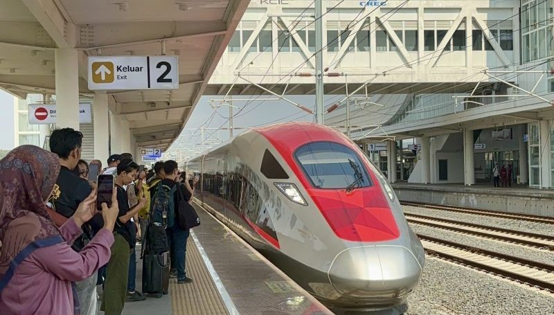 Presiden Jokowi Evaluasi Tren Penumpang Dan Kinerja Kereta Cepat Whoosh