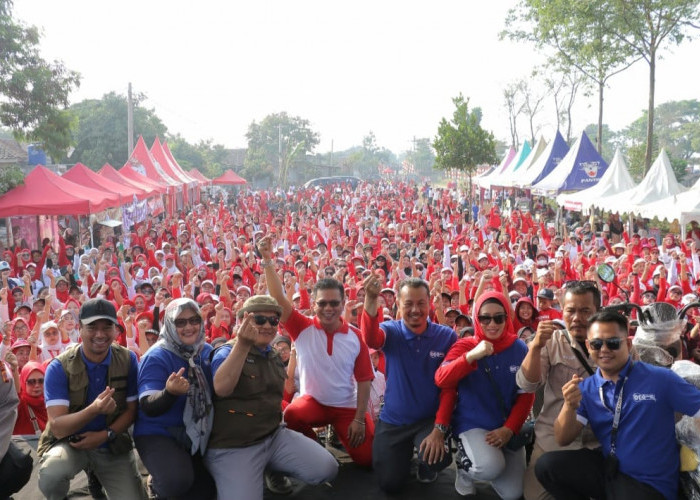 Ikuti Gerak Jalan Santai di Solokanjeruk, Bupati Bandung Ajak Masyarakat Sukseskan Pilkada 2024