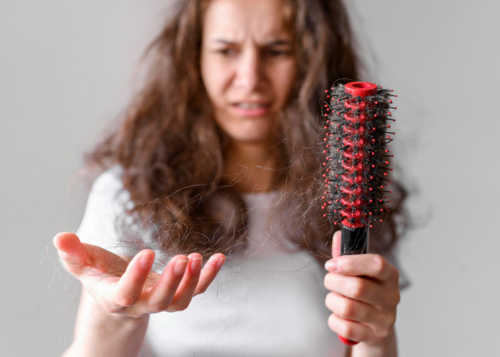 10 Penyebab Utama Terjadinya Masalah Rambut Rontok