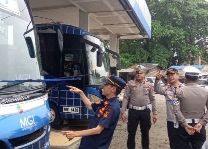 Operasi Patuh Lodaya 2023: Petugas Gabungan di Sukabumi Periksa Urine Awak Bus