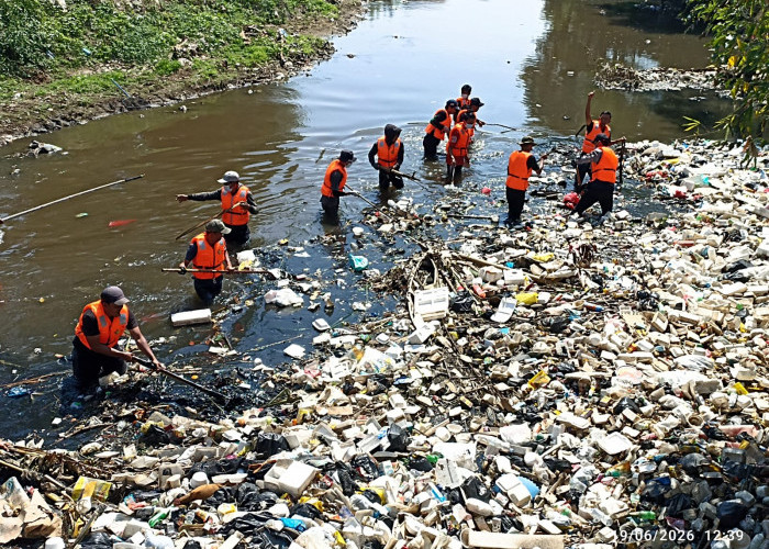 Inspiratif, Tak Hanya Cemerlang di Kampus, Mahasiswa Telkom University Ini Pilih Turun Tangani Banjir