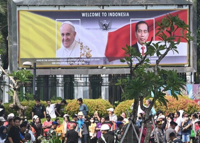 Presiden RI Kenalkan Presiden Terpilih Prabowo Kepada Paus Fransiskus