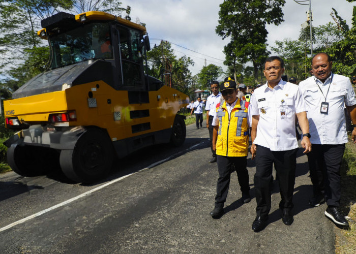 Perbaikan Jalan Parakan–Patean Dimulai Usai Keluhan Masyarakat