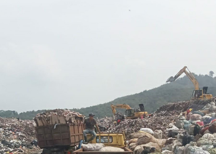 Kisah Sopir Pengangkut Sampah di TPA Sarimukti