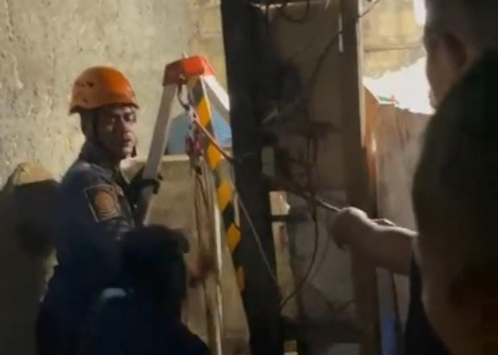 Damkar Bogor Evakuasi Lansia yang Jatuh ke Sumur