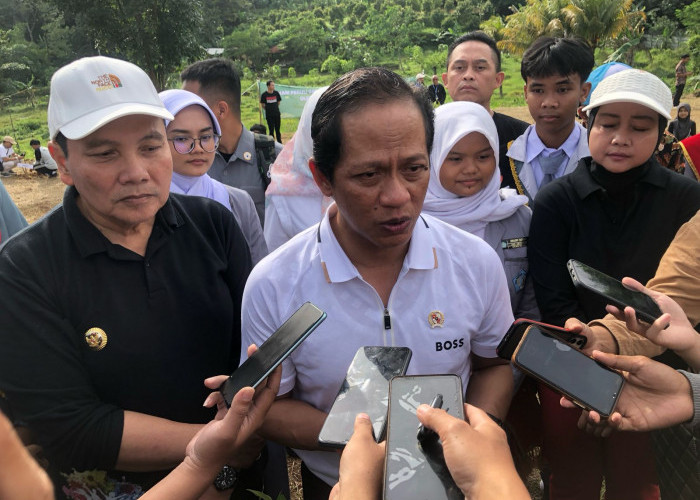 Menteri Lingkungan Hidup Tinjau Pengelolaan Sampah dan Tanam Pohon di SMAN 1 Sukaraja