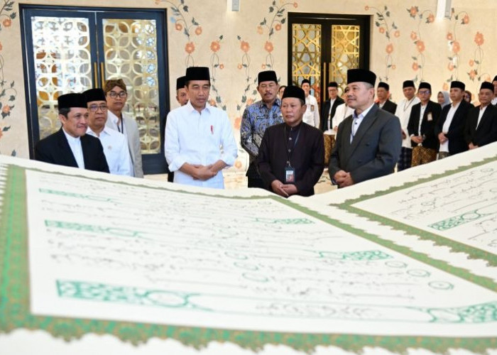 Presiden Jokowi Terima Mushaf Al-Quran Raksasa yang Ditulis Oleh Tim Ahli Universitas Sains Al-Quran