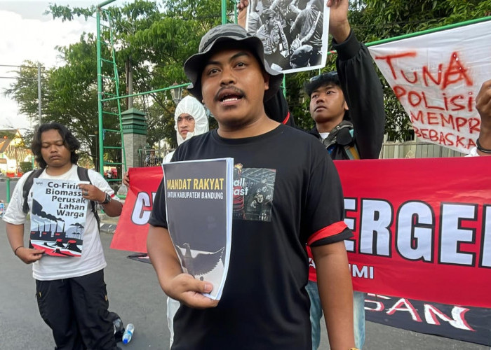 Diwarnai Bakar Ban, GEMA Gelar Aksi Damai dan Sampaikan 15 Tuntutan di Depan Kantor Pemkab Bandung