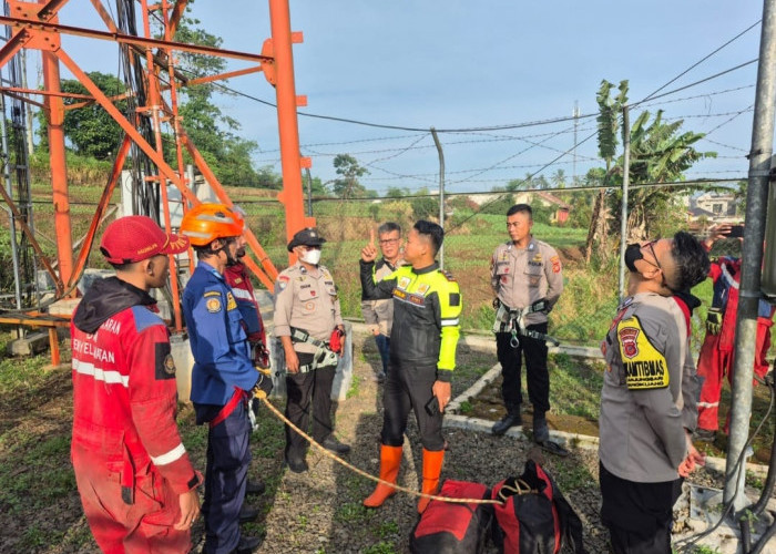 Aksi Heroik, Polisi dan Damkar Kabupaten Bandung Selamatkan Remaja Hendak Lompat dari Tower