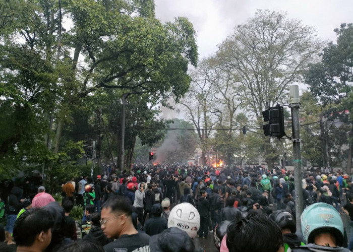 Pasca Insiden Rantis Brimob Lindas Ojol di Jakarta, Ribuan Massa Gelar Aksi Solidaitas di DPRD Jabar