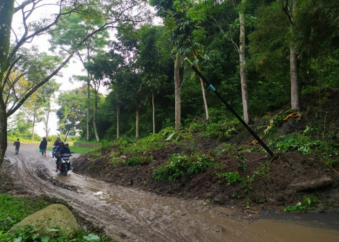 Jalan Penghubung Cipatat - Saguling Masih Tertutup Material Longsor