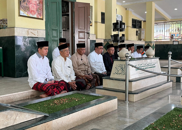 Ziarah ke Makam KH Noer Ali, Ahmad Syaikhu: Selamat Hari Pahlawan, Semangat Hari Pahlawan!