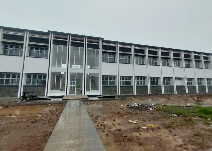 Meja dan Kursi di SMAN 3 Jonggol Kabupaten Bogor Mulai Ditata