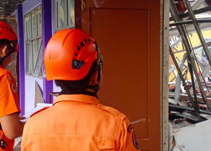 6 Ruang Kelas dan 4 Toilet di SMAN 2 Gunung Putri Rubuh