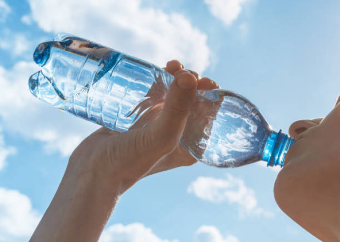 Cuaca Semakin Panas, Kenali 8 Bahaya Kurang Minum Air Putih