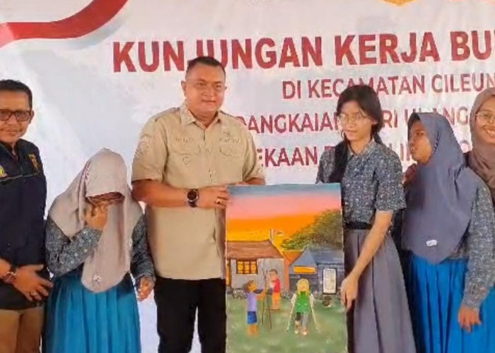 Respons Bupati Bogor Saat Diberikan Lukisan oleh Anak Penyandang Disabilitas