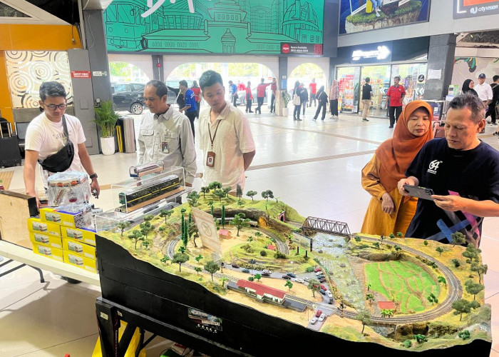 Manjakan Pelanggan KAI Daop 2 Hadirkan Diorama Miniatur Kereta Api Argo Parahyangan di Hall Stasiun Bandung