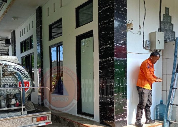 BPBD Bogor Salurkan Air Bersih untuk Atasi Kekeringan di SMP Negeri 2 Citeureup