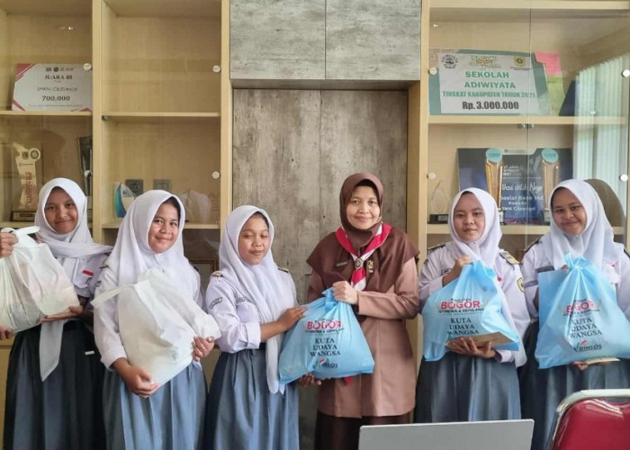 Dinsos Kabupaten Bogor Berikan Sembako untuk Orangtua hingga Murid Korban Runtuh Atap SMKN 1 Cileungsi