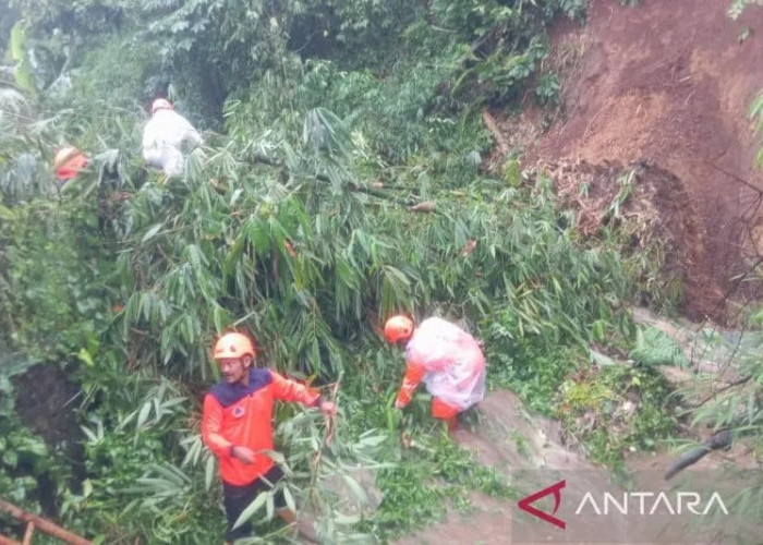 Tanah Longsor di 4 Lokasi di Sukabumi Dipicu Hujan Deras