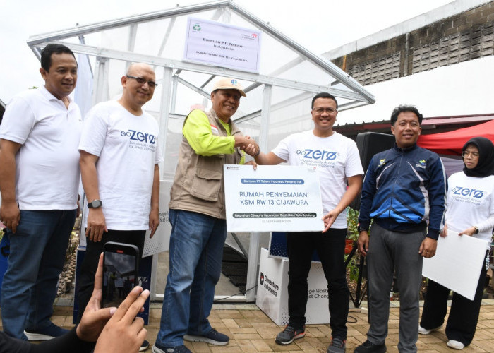 Telkom Dukung Pengelolaan Sampah Desa Cijaura Bandung Lewat Greenhouse & Tempat Sampah Organik