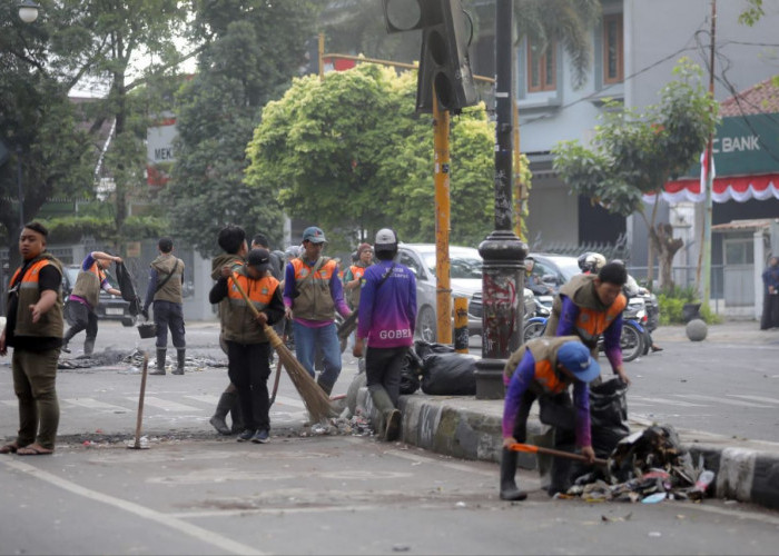 Aksi Anarko Rusak Fasilitas Kota : Lampu Lalu Lintas & Jaringan Fibre Optics Lalu Lintas 75% Hancur