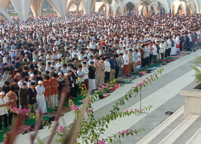 Ribuan Warga Antusias Shalat Id di Masjid Raya Al Jabbar