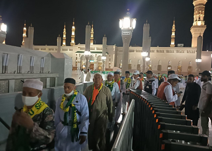 Sebagian Jemaah Haji Indonesia Memasuki Raudah di Masjid Nabawi, Madinah   