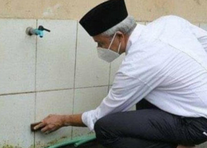 Dokter Tifa Sebut Ganjar Pranowo Tolol di Foto yang Sedang Membersihkan Tempat Wudhu