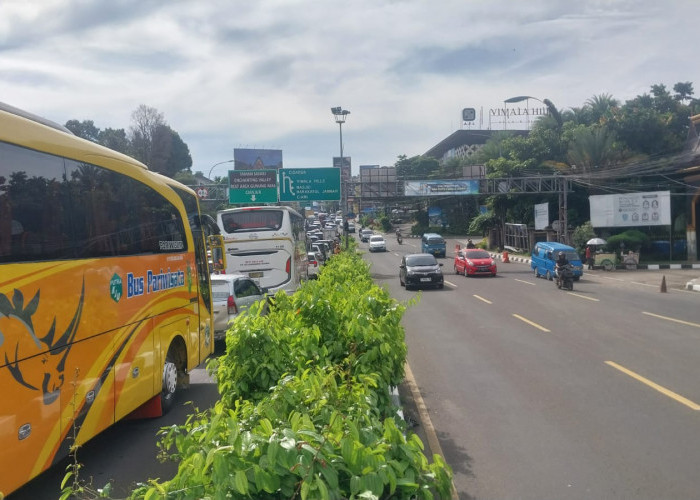 Libur Hari Raya Waisak, Arus Lalu Lintas Simpang Gadog Ramai Lancar