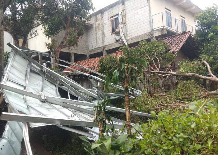 Cimenyan Dihantam Musibah, Angin Puting Beliung Porak Porandakan Ratusan Rumah 