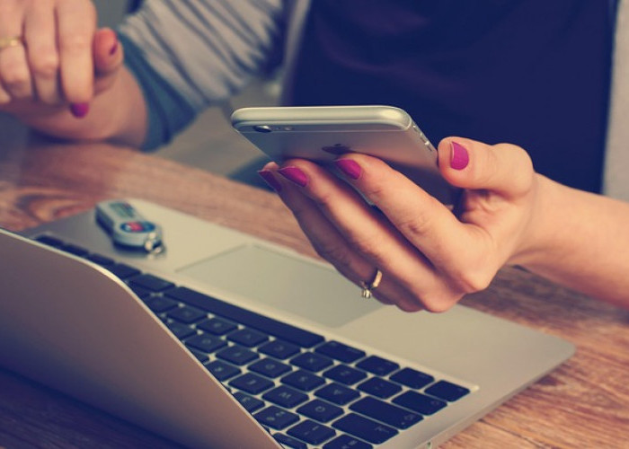 5 Cara Menghasilkan Uang dari HP Khusus Ibu Rumah Tangga di Tahun 2026