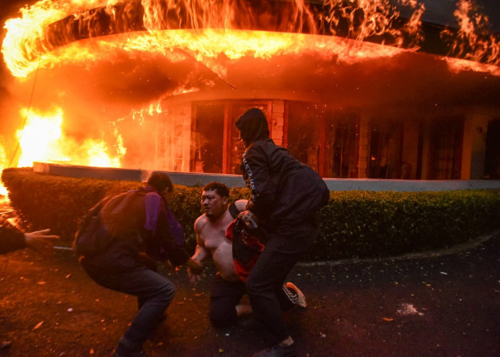 Aksi Solidaritas Memanas, Massa Bakar Rumah di Depan Gedung DPRD Jabar Milik MPR RI