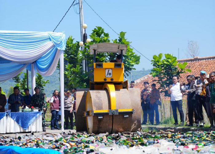 Polresta Bandung Musnahkan 14.999 Botol Miras Hasil Ops Pekat Lodaya 2026