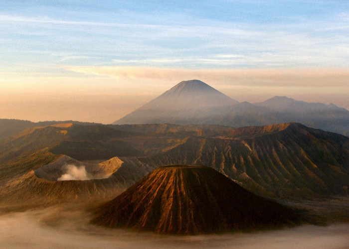 Indahnya Bromo, Surga Tersembunyi di Tengah Jawa Timur yang Wajib Kamu Kunjungi!