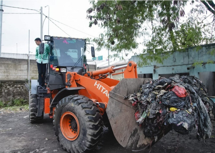 Wabup Bandung Ali Syakieb Naiki Bachoe Pimpin Opsih Gunungan Sampah di Pasar Cileunyi