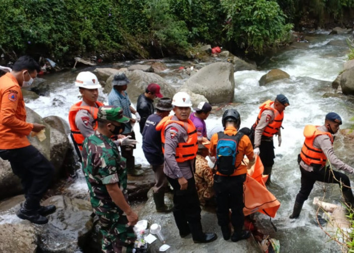 6 Enam Orang Hilang Terseret Arus Sungai di Bogor