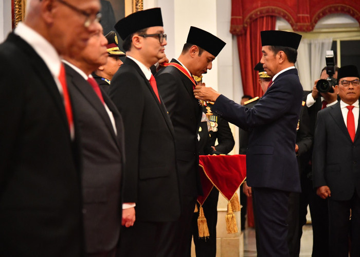 Menteri ATR/BPN Agus Harimurti Yudhoyono Dianugerahi Bintang Mahaputera Nararya oleh Presiden Jokowi