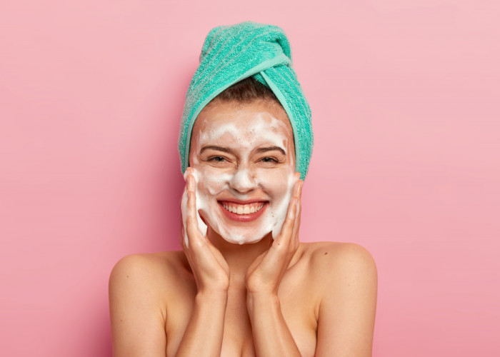 3 Facial Wash Terbaik yang Menjaga Kelembapan Kulit Tanpa Menyebabkan Kering